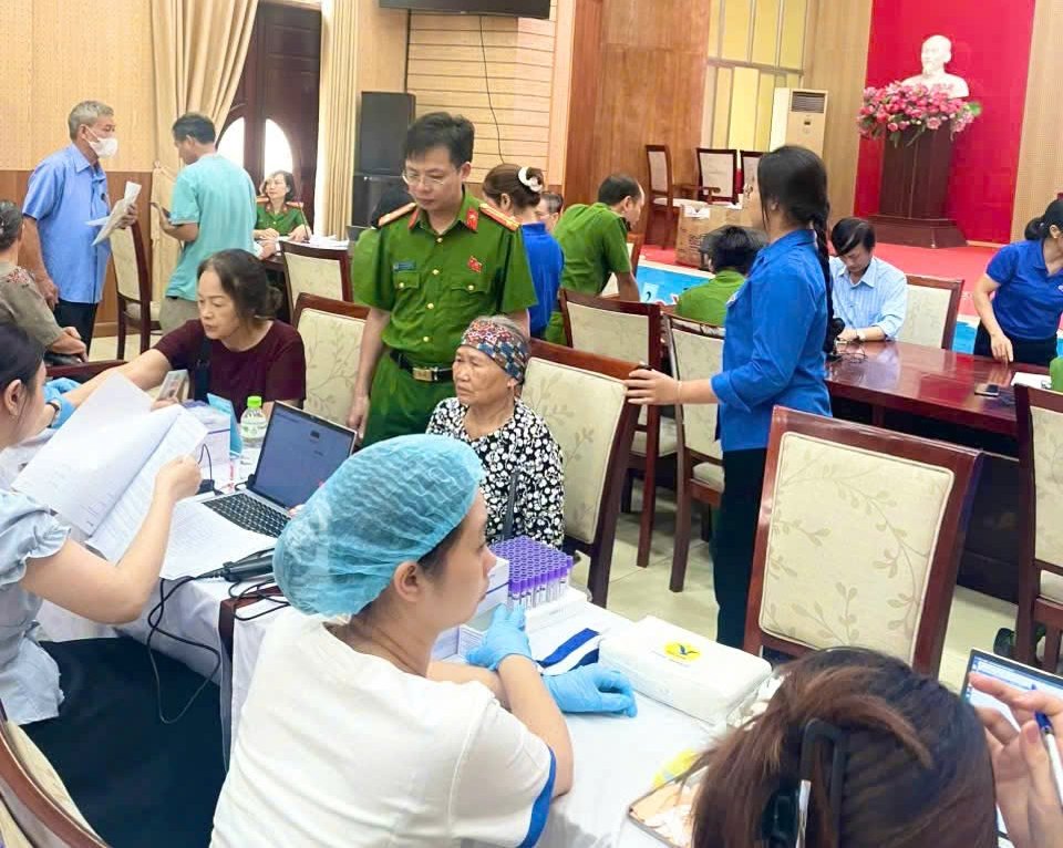 Công an phường Tân Hưng phối hợp tổ chức điểm thu nhận mẫu sinh phẩm ADN cho thân nhân các liệt sĩ chưa xác định danh tính